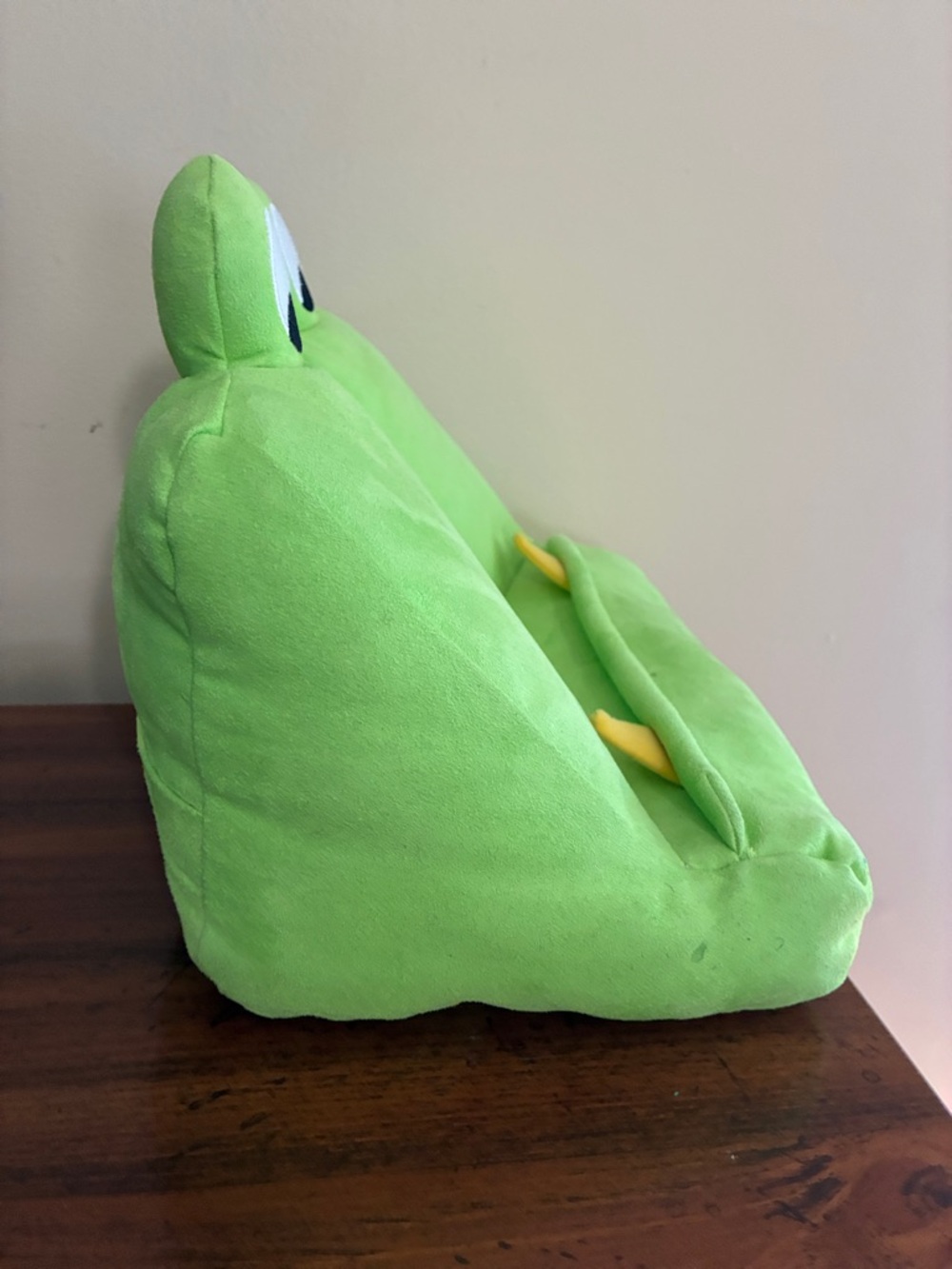 Thinking Gifts - BOOK MONSTER Book/Tablet Stand - Picture 3 of 10